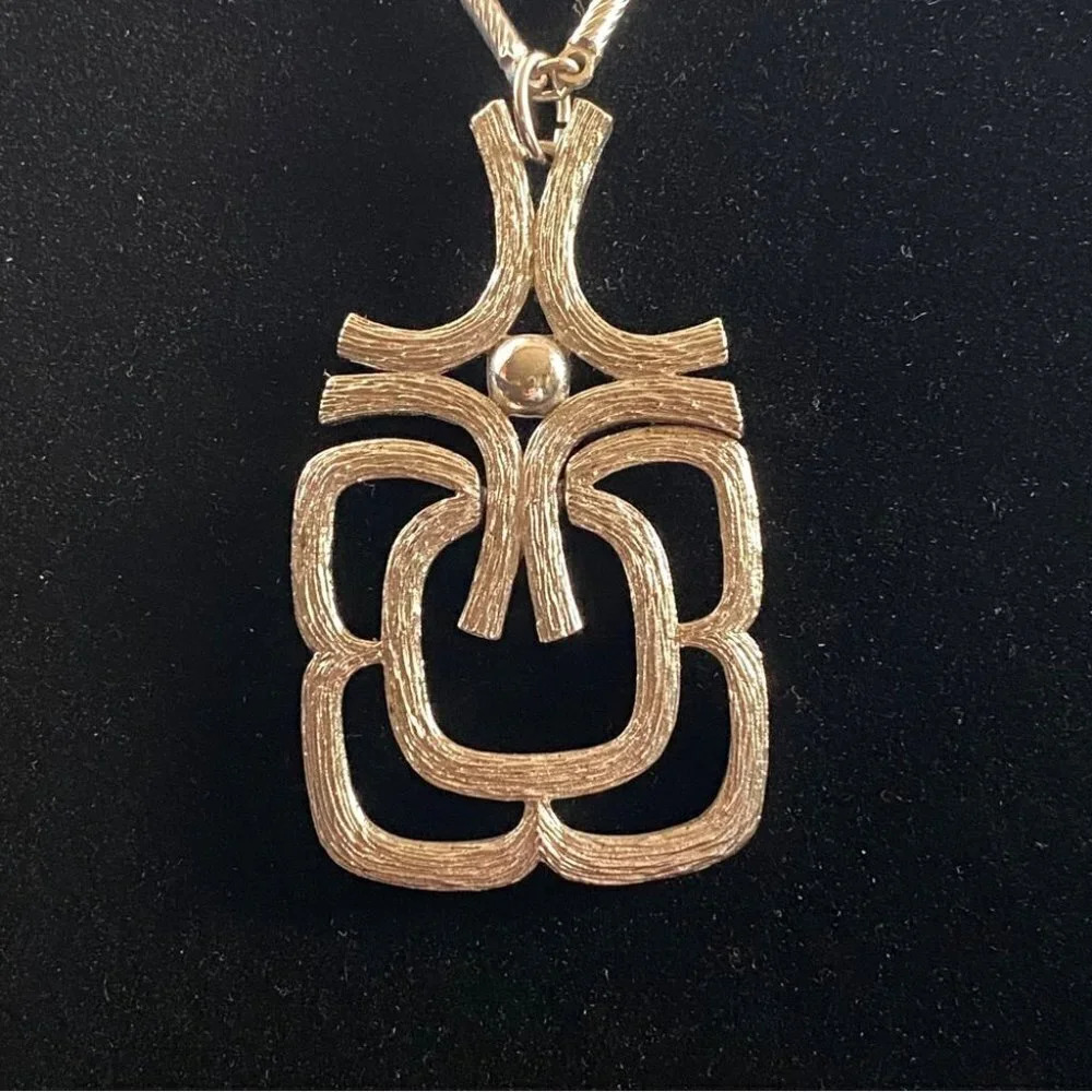 Vintage  Avon 1974 Mayan Silver Pendant Necklace Brutalist Style - Picture 2 of 7